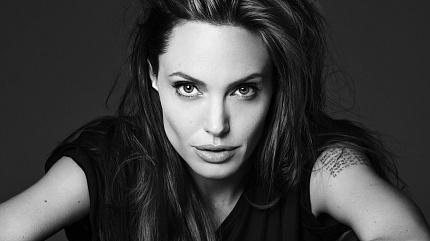 Какие духи рекламирует Анджелина Джоли, Джулия Робертс и Шарлиз Терон 