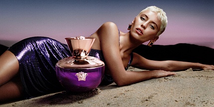Ультрафиолет: Айрис Лоу стала лицом нового аромата Dylan Purple от Versace